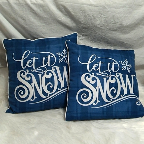 Let It Snow Pair Of Throw Pillows Removed Tags Never Used - Picture 1 of 8